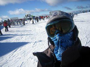 A man wearing a High UV Buff® as face mask in the snow. He is in a ski resort. © unknown