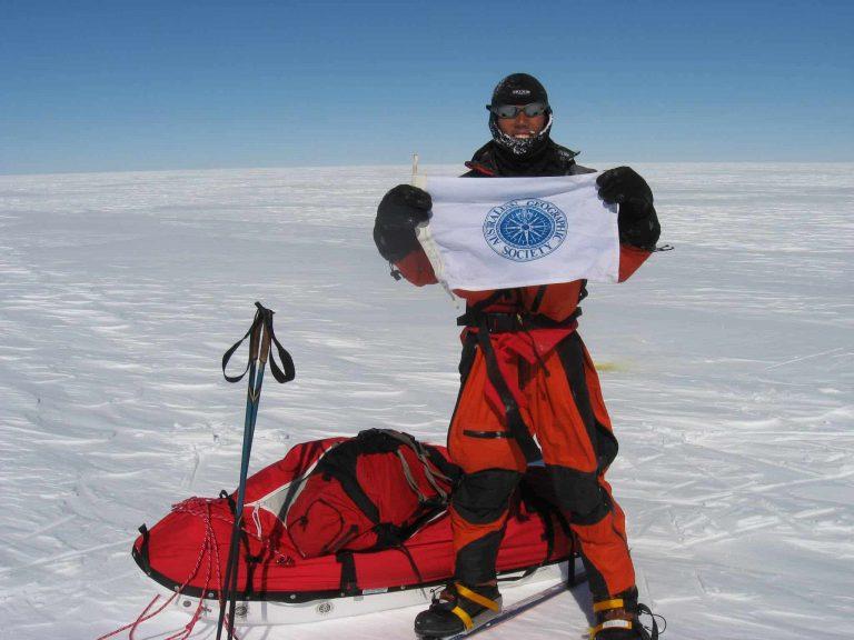 This landscape selfie shows Roger Chao holding up the Australia Geographic Society Flag in the middle of the Greenland ice sheet. He is wearing specialist expedition gear. He later told me that he was wearing a Original Buff® as liner and he loved it. Soure: Roger Chao www.steppebysteppe.com.au © Permission to use on our websites