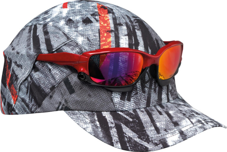 A studio photo of the Pro Run Cap detail "Sunglass Holder". 2 pockets allow you to secure your sunglasses on top of the visor in 2 positions. Source: buff.eu