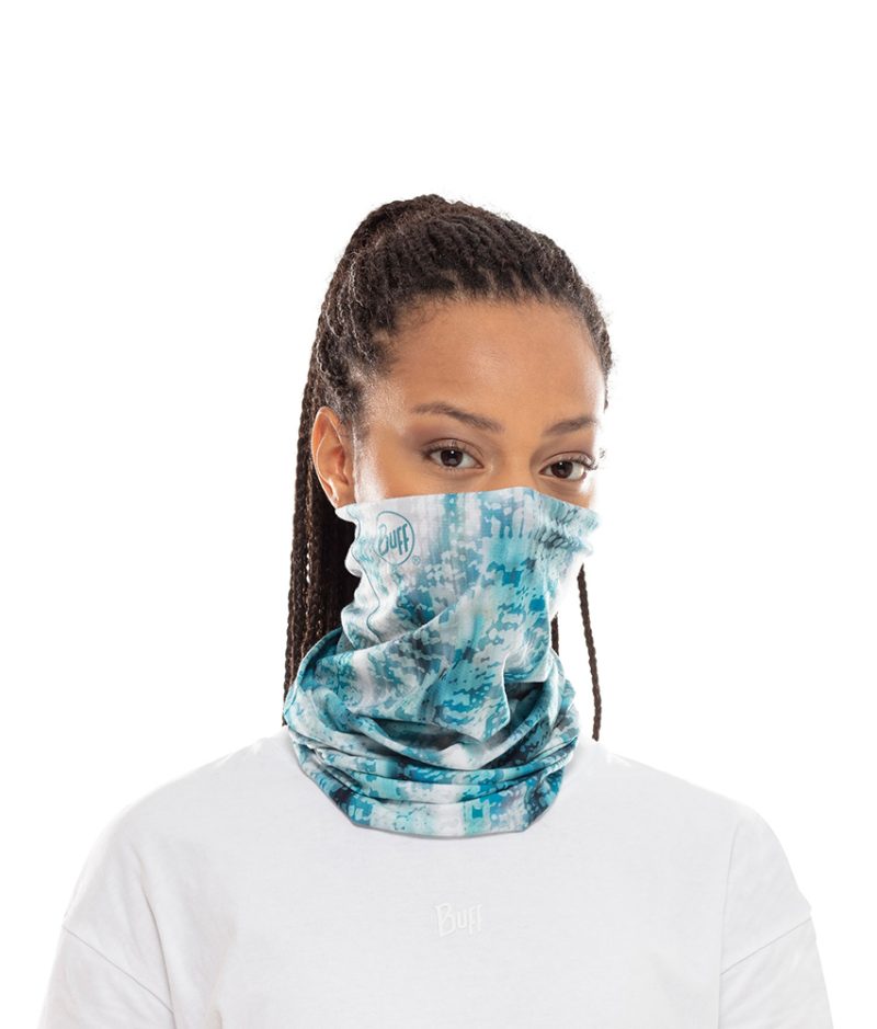 Woman wearing the BUFF® Coolnet UV+ Design "Blauw Turquoise”