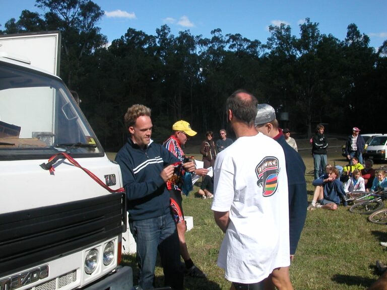 Edward showing interested Mountainbikers how to use a BUFF® Original in Mountainbiking.